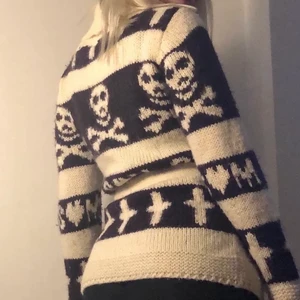 Döskalle kofta - Skickad kofta med döskallar och kors på sig. Bild 1 är från tidigare ägare❤️