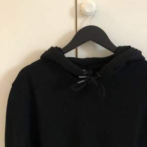 Snygg svart hoodie från H&M