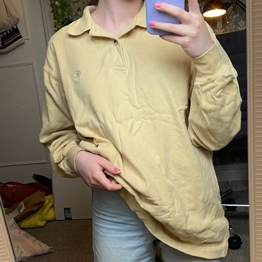 En stor tröja jag köpt secondhand men är ursprungligen från Timberland. Färgen är mest lik på dem första två bilderna. Jag är vanligtvis en S och tröjan är en M, då sitter väldigt oversized på mig. . Tröjor & Koftor.
