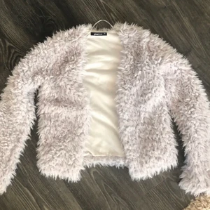 Mjuk teddyjacka - Superfin och mjuk teddy jacka från Gina tricot i storlek 34🤍🤍🤍  Knappt använd så jättefint skick. Köpt för 450kr men säljs för 80kr✨ hyfsat tunn så perfekt som vår & sommarjacka🥰