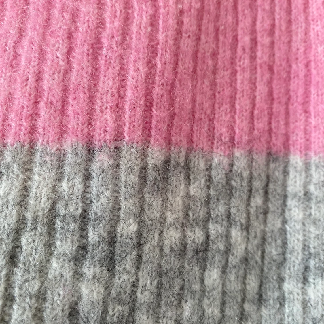 Rosa och grå stickad tröja - 90