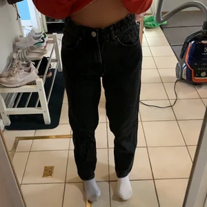 Zara mom jeans - Mom jeans! Förstora för mig så därför inte världens finaste bilder! Men väldigt fina! Skriv för bättre bilder