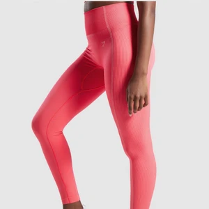 Gymshark ultra seamless leggings (ny) - Gymshark ultra seamless leggings pink 💓 Storlek S. Helt nya med lappar kvar!! Slut på hemsidan. Nypris 600kr.