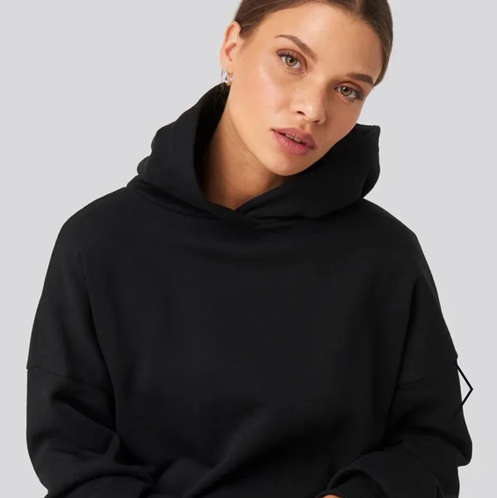 Säljer denna hoodie i stl. M från nakd. Aldrig använd, skriv för egna bilder💓 Nypris; 399kr. Hoodies.