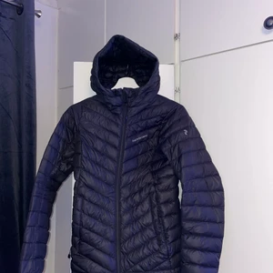 Peak performance jacka - En jätte fin jacka, inga slitningar alls. Köpt år 2020, använt sparsamt. Köpt för ca 2300kr, den är svart fast den ser blå ut på bilden. 