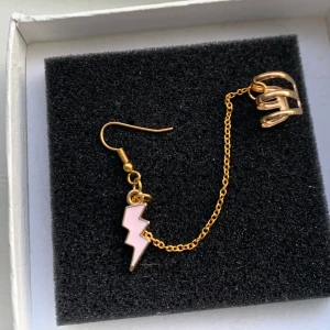 Earcluff - En rosa blixt örhänge tillsammans med en earcluff