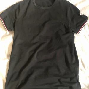 Moncler t-shirt st S - Storlek S i riktigt bra skick säljer för 1500kr, ordinarie pris 2500kr