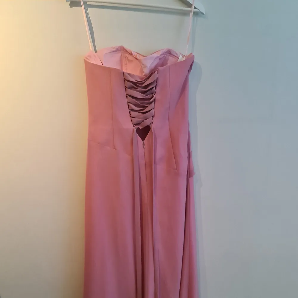 Säljer min klänning som jag köpte i en balklännings butik i Göteborg, nypris 2800:- . Den är enkel, fin rosa färg och har endast använts en gång för två år sedan. Tyvärr passar den inte längre. Storlek S. . Klänningar.
