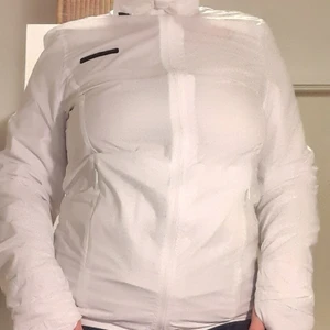 A-Z windbreaker - Tunn tränings/vindjacka från A-Z. Använd 1 gång. Storlker S (Man) passar M/L på kvinnor.