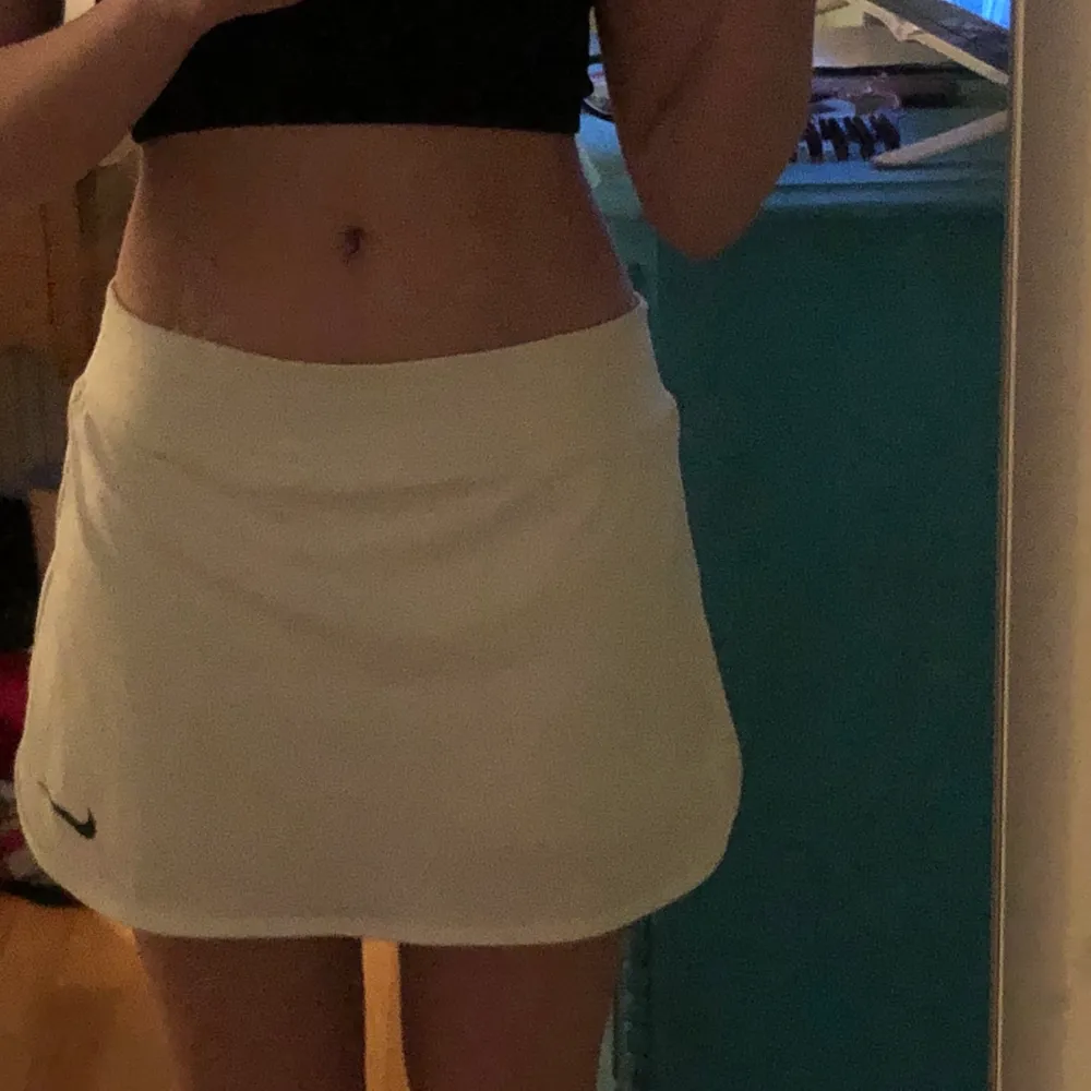 tenniskjol från nike i fint skick! den har shorts under. Kjolar.