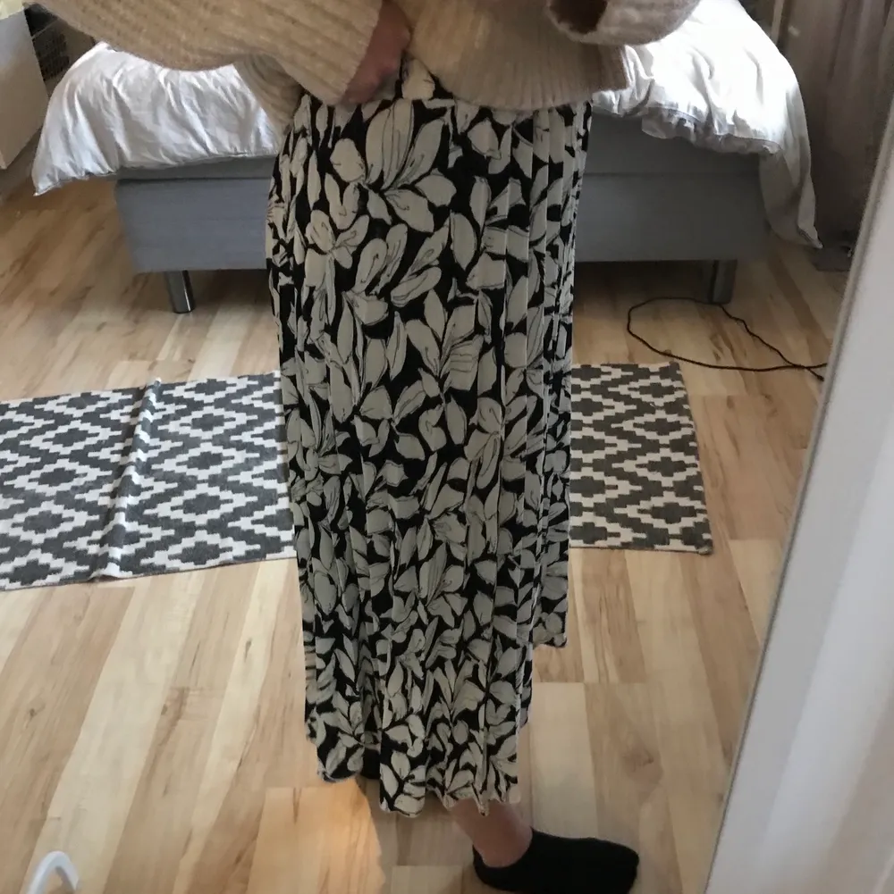 Plisserad marinblå och vit kjol som går till mitt på vaden typ på mig som är 169cm lång (men kan ju säkert ändra lite beroende på var man har kjolen i midjan). Finns inte längre att köpa vad jag vet. Endast använd 1 gång. Kjolar.