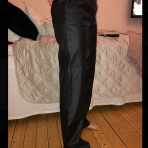 Linn Ahlborg  - Linn ahlborgs kollektion, ”rakare” skinnbyxor! Små i storlek