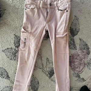 Rosa jeans  - Två par fina, hela byxor, jeansen i stort sett oanvända ☀️