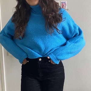 Stickad tröja - Super varm och skön! Lätt att slänga över en kjol eller klänning nu på sommarkvällarna eller bara ge färg till en tråkig outfit<3 Använd fåtal gånger 