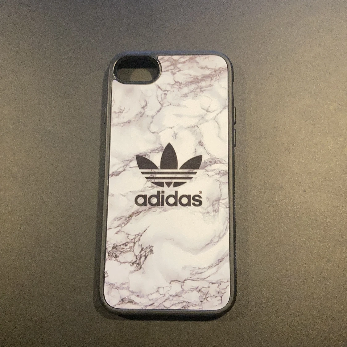 Adidasskal till IPhone 6s/6/7/8 och den nya SE