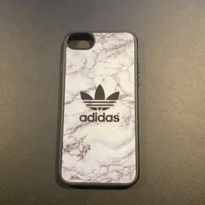 Säljer ett felfritt Adidasskal till IPhone 6s/6/7/8 och till den nya SE! Hoppas ni blir nöjda om ni köper!!!💖🥰