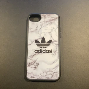 Adidasskal till IPhone 6s/6/7/8 och den nya SE - Säljer ett felfritt Adidasskal till IPhone 6s/6/7/8 och till den nya SE! Hoppas ni blir nöjda om ni köper!!!💖🥰