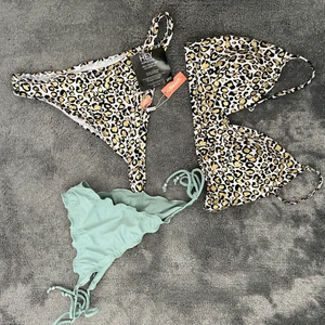 Bikini - Säljer bikinisar, underdelarna oanvända och överdelen använd 1 gång. storlek M i allt men den gröna sitter mer som en S/Xs beroende på hur täckande man vill ha över rumpan. Grön underdel: nypris 99kr säljer 40kr. Leo underdel nypris 149kr säljer för 70kr och överdel nypris 179kr säljer för 80kr. 