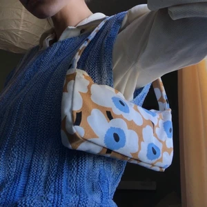 Så söt marimekkoväska - Så söt väska i marimekkotyg!💞 Köpt och sydd av @kakaka.se här på plick (för 185 inkl. frakt) men har dessvärre knappt kommit till användning😢 FRAKTEN ÄR INKLUDERAD I PRISET!