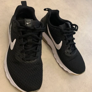 NIKE skor storlek 38 - Nike skor som är ej mycket använd. Dom är inte förstörda någonstans. 
