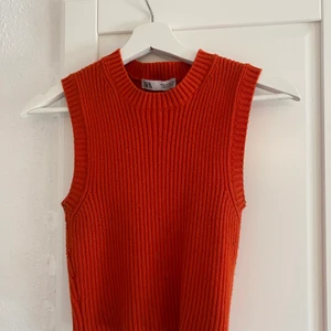 Ribstickad topp - Fin orange topp från Zara i bra skick.