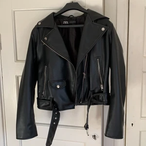 Trendig Läder jacka  - Ännu en till snygg trendig läder jacka perfekt till vår/höst. Storlek L men passar mig perfekt som är S. Den är inte cropped. Perfekt skick aldrig använd💗