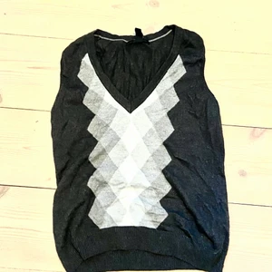 vintage väst  - en grå, svart och vit väst som passar perfekt att sätta på alla plagg. storlek M/L vilket ger en mer oversize look 