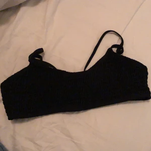 Bikini  - Svart bikiniöverdel. Inte använd, den passade bara inte mig. Jag står för frakten. 