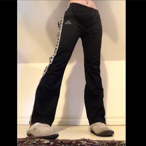 Kappa byxor  - Kappa-byxor i riktigt bra skick! Köptes nya men har bara använts några gånger och säljer dem av anledningen att de inte har blivit använda tillräckligt. Mycket bra passform och funkar till allt. 