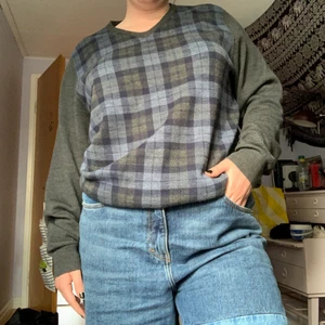 Vintage tröja - En fin vintage tröja ifrån Dressman i storlek XL. Jätte gosig att ha på sig, men har två pyttesmå hål på sig. (Dem framgår i bilden) Därför går jag ned i pris. Hålen syns däremot inte alls när man bär den❤️