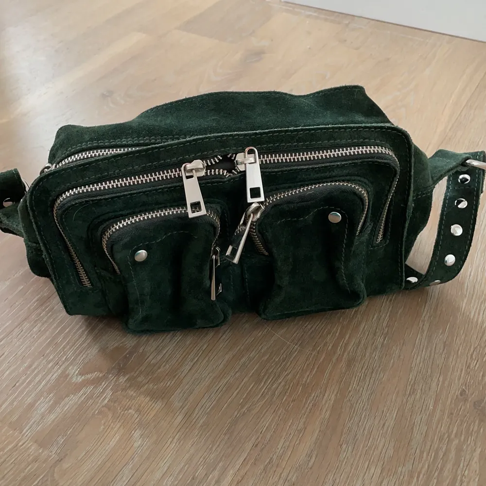 Grön nunoo väska i jätte fint skick! Knappt använd och kommer med kvitto etc. Kan skicka fler bilder!. Väskor.