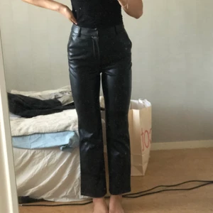 Lisa pu skinnbyxor - Jättefina skinnbyxor i bootcut modell. Dessa heter lisa pu och är köpta förra hösten på gina tricot. Använt dom max 3 gånger så de är i toppskick! Fraktinfo står nedan💖 jag är 164cm. Byxorna ska vara såhär korta. Skick 9/10