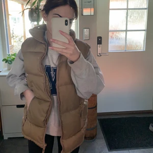 Väst i champangefärg - Knappt använd! Strl S å sitter oversize på mog som har Xs, köpare står för frakt!💕