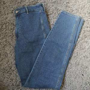 Basic jeans som inte är använda