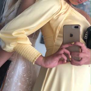 Säljer min fina gula balklänning från bubbelroom x Alexandra Nilsson. Jättefin klänning och endast använd 1 gång! Nypris 899kr