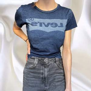 Snygg blå Levi’s tshirt! Säljer då jag aldrig använder den!:) strlk xs men passar också s och liten m, köparen står för frakt!