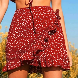 Röd/vit prickig kjol - Helt oanvänd kjol från shein, som ligger kvar i sin förpackning. Storlek M men lite liten i storleken skulle säga den sitter mer som en S. Super fin verkligen, men för liten då jag borde beställt en L.