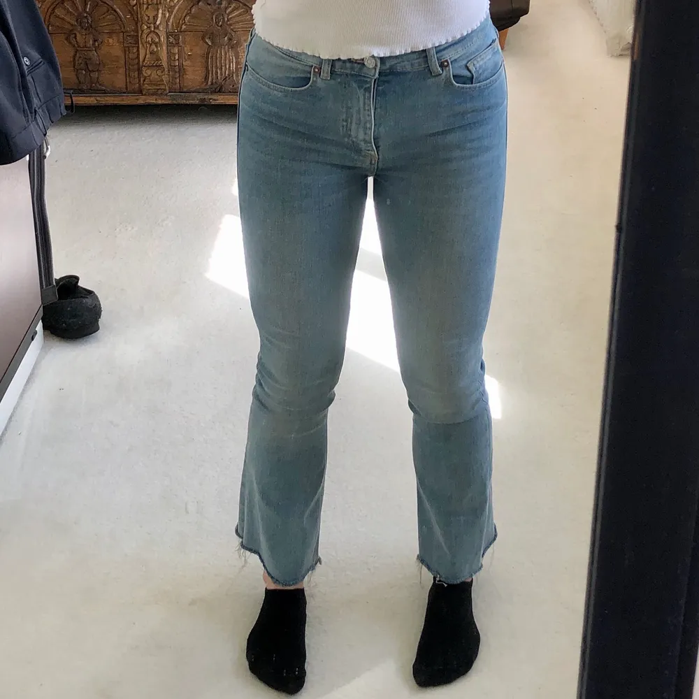 Ett par supernajs blå jeans från Zara! De har tyvärr blivit försmå för mig så det är dags att de får leva vidare hos någon annan 💙💙 Jag är 161. Jeans & Byxor.