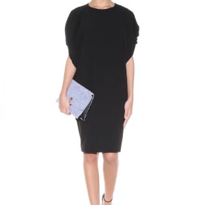 Acne svart klänning strl 34 - Supersnygg Svart klänning från Acne. Modell Pinch EA Crepe. Nyskick, enbart använd ett fåtal gånger. 