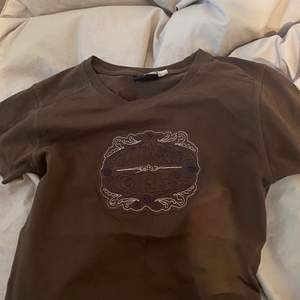 Vintege chiemsee T-shirt. Köpt i secondhand butik i mycket bra skick💞 Det står att det är i storlek M men sitter som S. 100% bomull i material