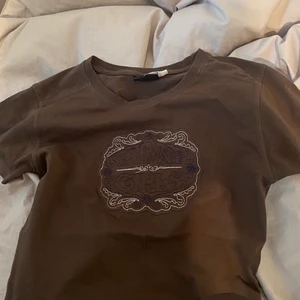 Chiemsee T-shirt  - Vintege chiemsee T-shirt. Köpt i secondhand butik i mycket bra skick💞 Det står att det är i storlek M men sitter som S. 100% bomull i material