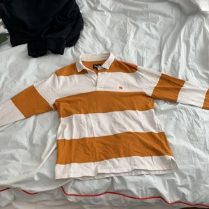 Magenta skateboards Rugbytröja - Orange randig tröja från Magenta Skateboards.Storlek M sitter M. Använd kanske 10 gånger 8/10 cond