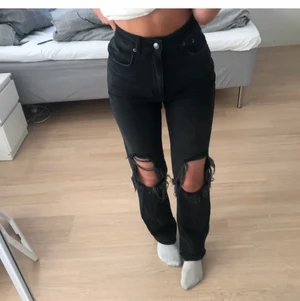 Jeans - Säljer dessa slutsålda jeans i storlek 32, använda fåtal gånger så dom är i jätte bra skick! Inte mina bilder men bara att fråga om egna! Om flera intresserade blir det budgivning 