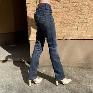 Supersnygga och trendiga Lee jeans! ser jättefina ut på kroppen men får inte plats i garderoben tyvärr💕 kan mötas upp eller frakta!