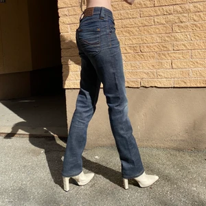 Low waist jeans - Supersnygga och trendiga Lee jeans! ser jättefina ut på kroppen men får inte plats i garderoben tyvärr💕 kan mötas upp eller frakta!