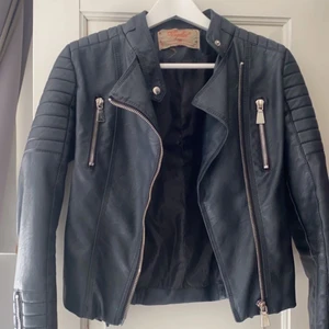 Svart skinnjacka strl 38/S - Svart skinnjacka från chiquelle strl 38 passar S, väldigt bra skick💕