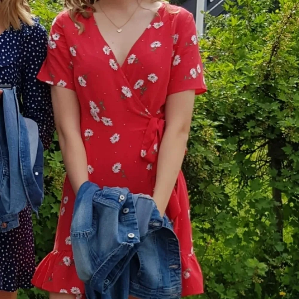 Jättefin röd sommar/examens klänning från NEW LOOK i storlek 38. Har änvänt en gång och är i väldigt bra skick!💕 Säljer pga att den är för liten💕 Frakt tillkommer . Mekot.