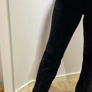 Manchester byxor  - Ett par snygga Manchester byxor som tyvärr inte kommer till användning, köpta för 899, säljes för 350, storlek 38 på dem men passar en 36a, jag är 157 och dem går över foten 