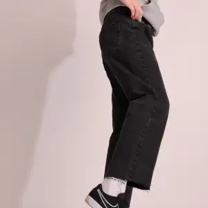 Svarta MC Gordon jeans i väldigt fint skick! Obs, byxorna är avklippta nertill, modellen är 180cm