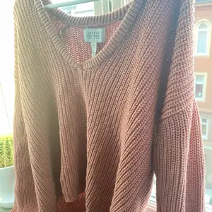 Stickad rosa tröja (bild två ger färgen rättvisa) stor i storlek 